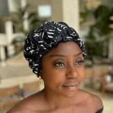 Afbeelding in Gallery-weergave laden, Zwarte modder / bogolan satijnen haarmuts (verstelbare & omkeerbare satijnen nacht slaapmuts)