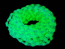 Charger l&#39;image dans la galerie, Perles de taille / Chaîne de taille africaine - ABE- Blanc - Glow in the dark (élastique)
