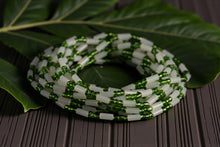Charger l'image dans la galerie, Perles de taille / Chaîne de taille africaine - EGHE - Vert / blanc (élastique)
