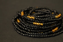 Charger l&#39;image dans la galerie, Perles de taille / Chaîne de taille africaine - OSAWE - Noir / or (élastique)
