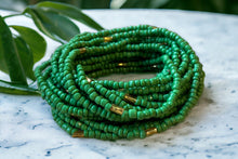 Charger l&#39;image dans la galerie, Perles de taille / Chaîne de hanche africaine - ADAEGO- Vert / doré (élastique)
