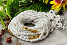 Charger l&#39;image dans la galerie, Perles de Taille / Chaîne de Hanche Africaine - Abiéyuwa - Blanc/doré (Ficelle Traditionnelle non élastique)
