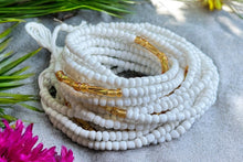 Charger l&#39;image dans la galerie, Perles de taille / Chaîne de hanche africaine - Tiosa - Blanc / or (ficelle traditionnelle non élastique)
