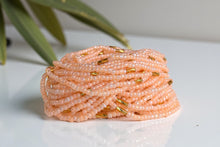 Afbeelding in Gallery-weergave laden, Heupkralen / Afrikaanse heupketting - Ogbe - Perzik / goud (Traditionele niet-elastische draad)
