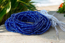 Lade das Bild in den Galerie-Viewer, Taillenkette / Afrikanische Hüftkette - Uyi- Blau (Traditionelle nicht-elastische Schnur)
