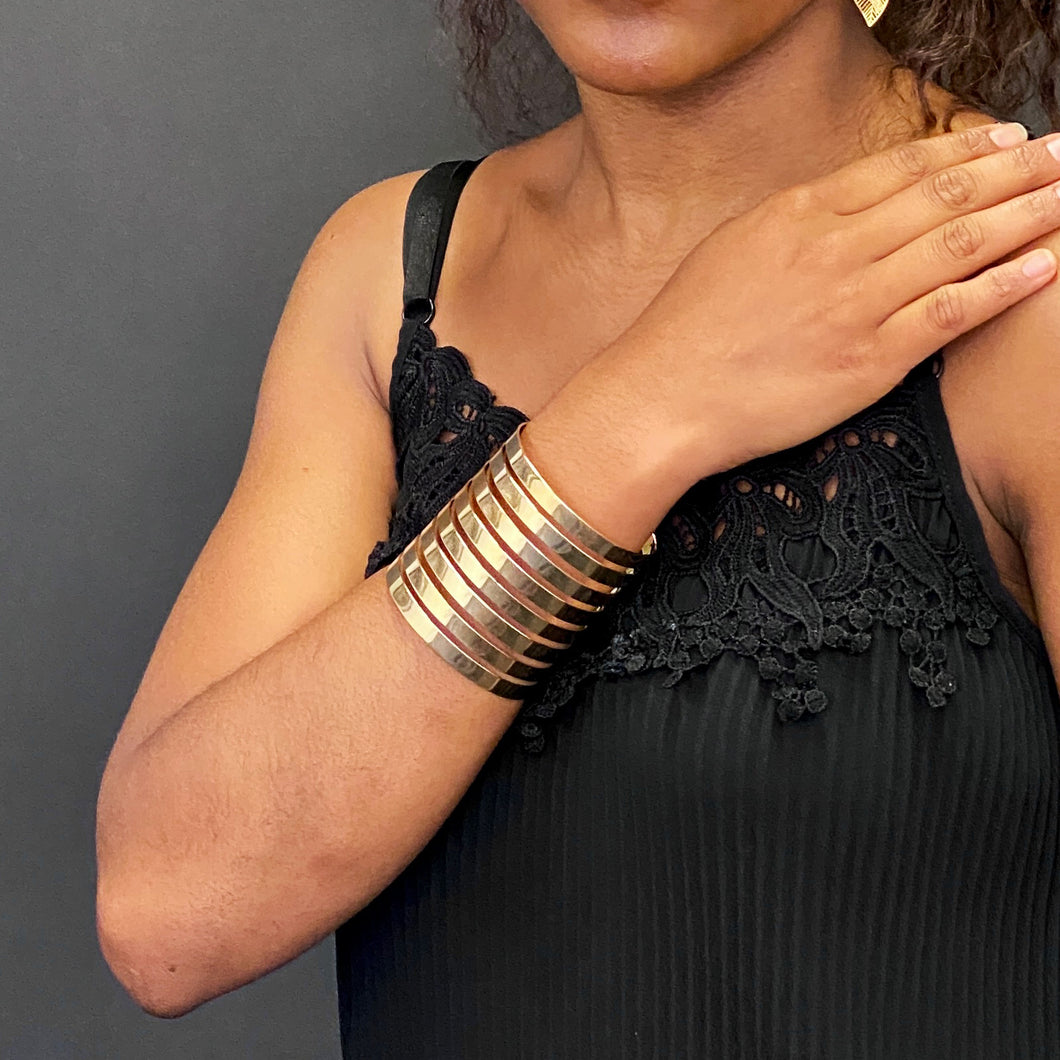 Armreif im afrikanischen Stil – Gold