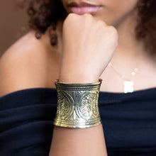 Lade das Bild in den Galerie-Viewer, Armreif im afrikanischen Stil – Infinity – Gold
