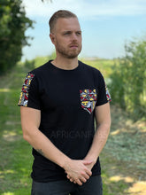 Lade das Bild in den Galerie-Viewer, T-Shirt mit afrikanischen Printdetails – kastanienrote Bogolan-Ärmel und Brusttasche
