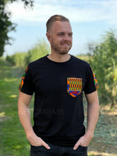 Lade das Bild in den Galerie-Viewer, T-Shirt mit afrikanischen Printdetails – Kente-Ärmel und Brusttasche
