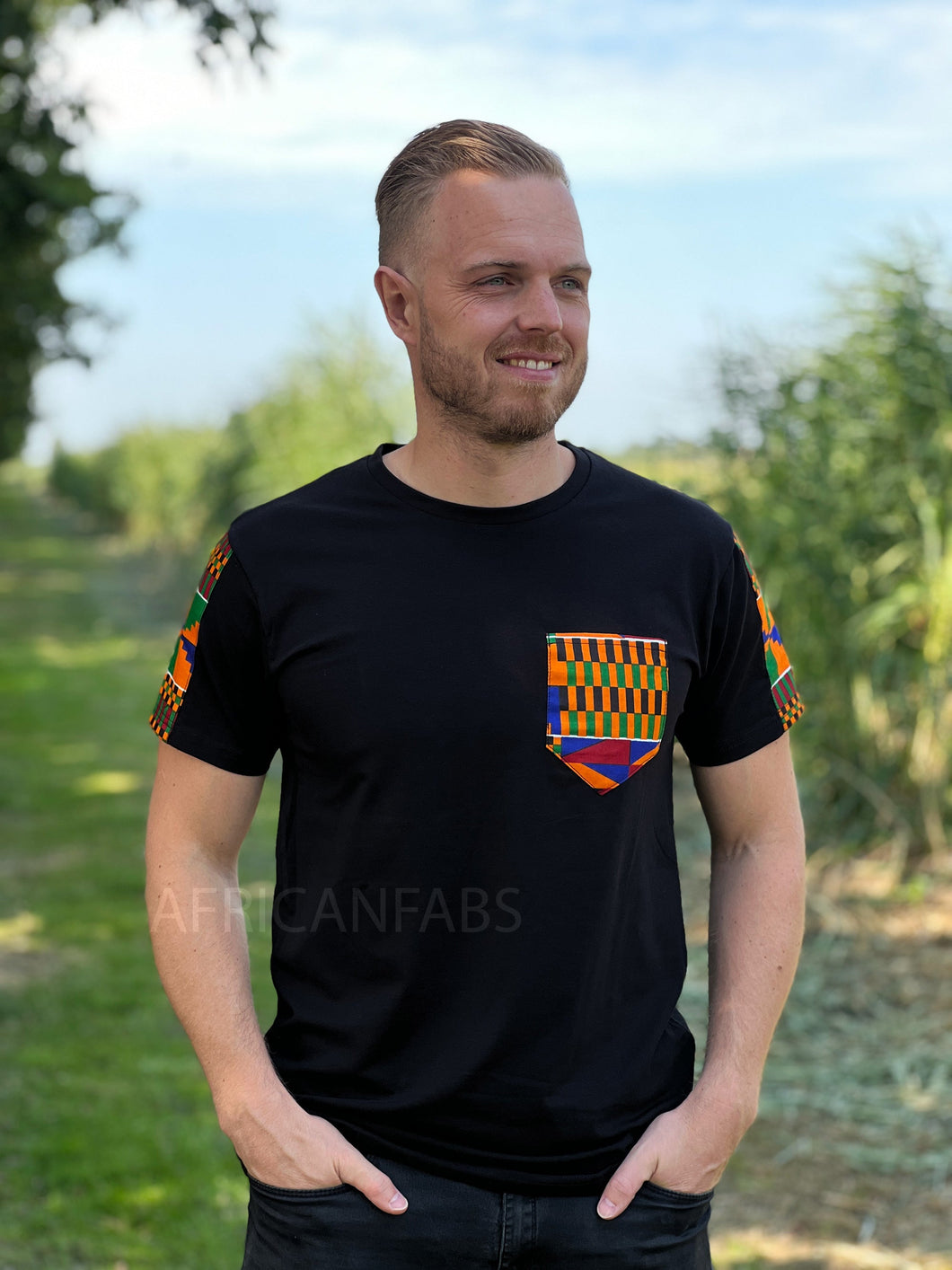 T-Shirt mit afrikanischen Printdetails – Kente-Ärmel und Brusttasche