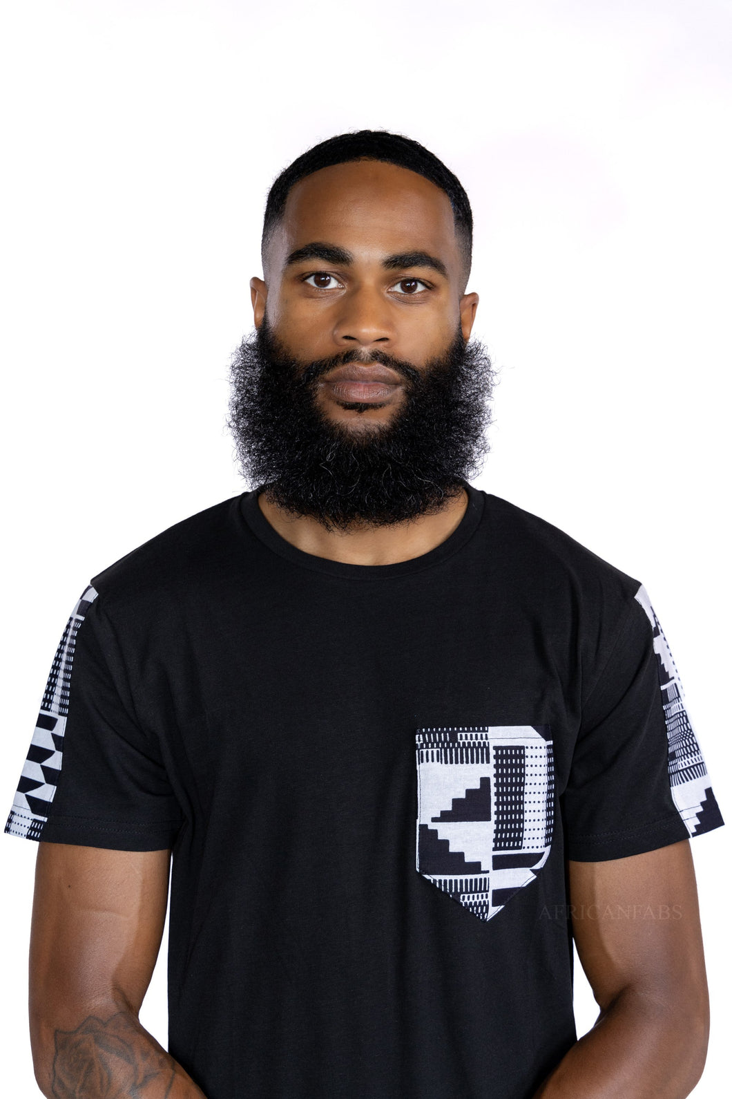 T-shirt with African print details - Black / white Kente pocket