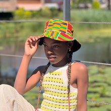Lade das Bild in den Galerie-Viewer, Bucket hat / Fischerhut mit afrikanischem Aufdruck – Gelber Kente – Kinder- und Erwachsenengrößen (Unisex)
