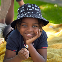 Afbeelding in Gallery-weergave laden, Bucket hat / Vissershoed met Afrikaanse print - Zwart/wit Bogolan - Kinder- en volwassenenmaten (Unisex)
