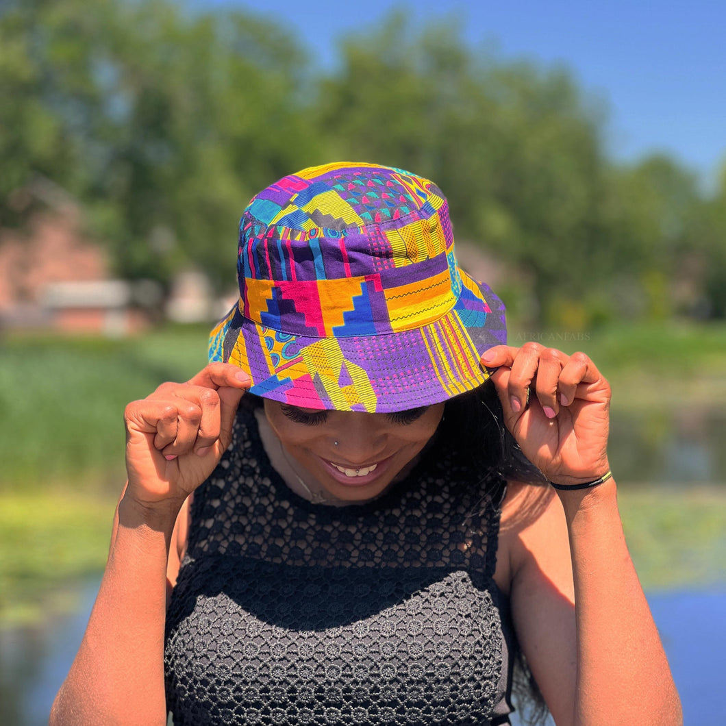 Bucket hat / Fischerhut mit afrikanischem Aufdruck – Mehrfarbiges Kente-Lila – Größen für Kinder und Erwachsene (Unisex)