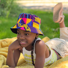 Afbeelding in Gallery-weergave laden, Bucket hat / Vissershoed met Afrikaanse print - Meerkleurig Kente paars - Kinder- en volwassenenmaten (Unisex)
