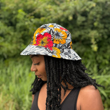 Afbeelding in Gallery-weergave laden, Bucket hat / Vissershoed met Afrikaanse print - Lichtgrijze bloemen - Kinder- en volwassenenmaten (Unisex)
