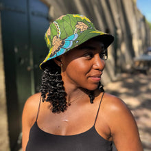 Charger l&#39;image dans la galerie, Chapeau bob / Chapeau de pêcheur avec imprimé africain - Vert foncé et jaune motif botanique - Tailles enfants et adultes (Unisexe)
