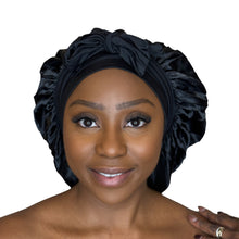 Charger l'image dans la galerie, Bonnet en satin avec sangles - Noir (Bonnet de nuit en satin)
