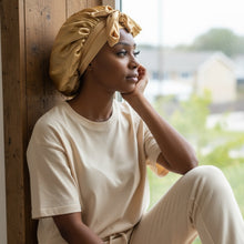 Charger l'image dans la galerie, Bonnet en satin avec sangles - Kaki (Bonnet de nuit en satin)
