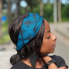 Lade das Bild in den Galerie-Viewer, Haarband mit afrikanischem Aufdruck (lose Passform) – Erwachsene – Haarschmuck – Blaues Bogolan
