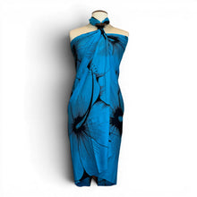 Charger l'image dans la galerie, Sarong / pareo - Beachwear wrap skirt - Blue Black Hibiscus Breeze
