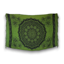 Lade das Bild in den Galerie-Viewer, Sarong / Pareo - Strandbekleidungs-Wickelrock - Grün / schwarzes Mandala
