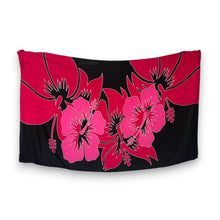 Lade das Bild in den Galerie-Viewer, Handbemalter Sarong / Pareo - Strandbekleidungs-Wickelrock - Schwarz / roter Hibiskusblüte

