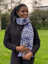 Afbeelding in Gallery-weergave laden, African print Winter scarf Unisex - Slim model - Blue Ndop Cameroon
