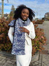 Afbeelding in Gallery-weergave laden, African print Winter scarf Unisex - Slim model - Blue Ndop Cameroon

