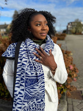 Afbeelding in Gallery-weergave laden, African print Winter scarf Unisex - Slim model - Blue Ndop Cameroon
