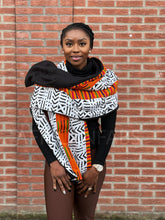 Lade das Bild in den Galerie-Viewer, Winterschal mit afrikanischem Aufdruck für Erwachsene, Unisex – weiß/schwarzer Bogolan mit orangefarbenem Kente
