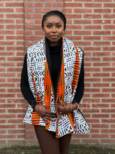 Lade das Bild in den Galerie-Viewer, Winterschal mit afrikanischem Aufdruck für Erwachsene, Unisex – weiß/schwarzer Bogolan mit orangefarbenem Kente
