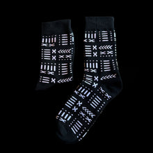 Lade das Bild in den Galerie-Viewer, 10 Paar - Afrikanische Socken / Afro-Socken - Schwarz-weißer Bogolan
