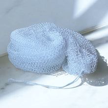 Lade das Bild in den Galerie-Viewer, Afrikanischer Netzschwamm / Afrikanisches Peelingnetz / Sapo-Schwamm - Weiß
