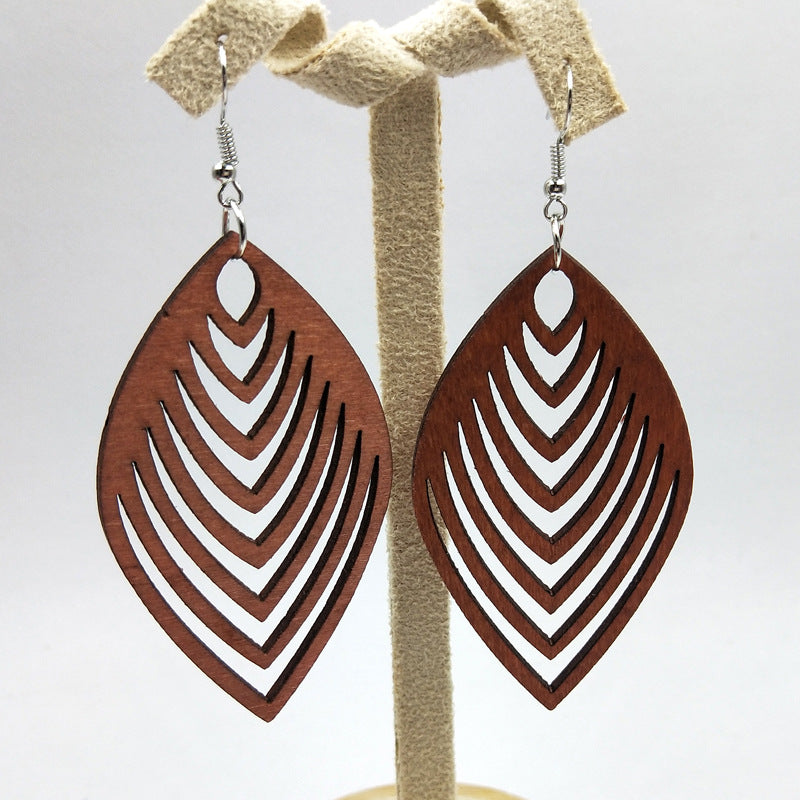 Afrikaanse print oorbellen | Bruine houten oorbellen in lijnvorm