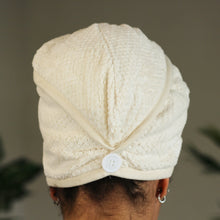 Lade das Bild in den Galerie-Viewer, Mikrofaser-Haartuch – Kopftuch für glattes und lockiges Haar – gebrochenes Weiß
