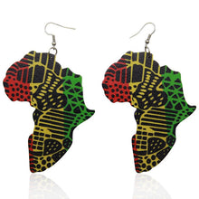 Afbeelding in Gallery-weergave laden, Houten oorbellen | Afrikaans continent in de pan-Afrikaanse kleuren
