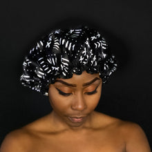 Lade das Bild in den Galerie-Viewer, 10 Stück – GROSSE Duschhaube für volles Haar/Locken – Afrikanischer Druck Schwarz Weiß Bogolan
