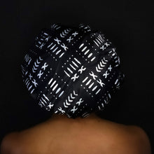 Lade das Bild in den Galerie-Viewer, 10 Stück – GROSSE Duschhaube für volles Haar/Locken – Afrikanischer Druck Schwarz Weiß Bogolan
