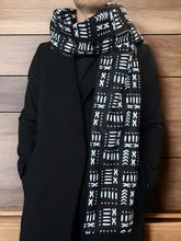 Afbeelding in Gallery-weergave laden, African print Winter scarf for Men - Black mud cloth / bogolan
