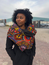 Lade das Bild in den Galerie-Viewer, Winterschal mit afrikanischem Muster für Erwachsene, Unisex – dunkle mehrfarbige Scheiben

