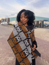 Afbeelding in Gallery-weergave laden, Afrikaanse print Wintersjaal voor volwassenen Unisex - Kente Mud Zwart/oranje

